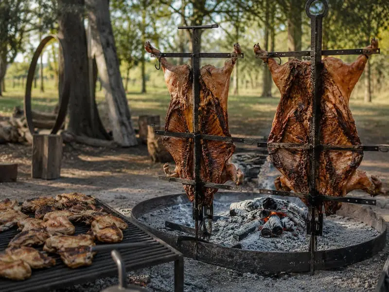 Asado criollo al fuego en El Carmen de Rojas