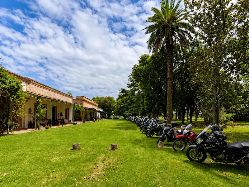 Grupo de motoqueros compartiendo un asado de campo en El Carmen