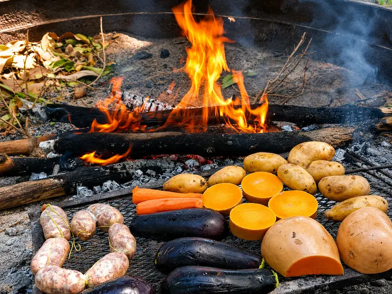 Tradicional asado de carne y verduras preparados para un día de campo en El Carmen