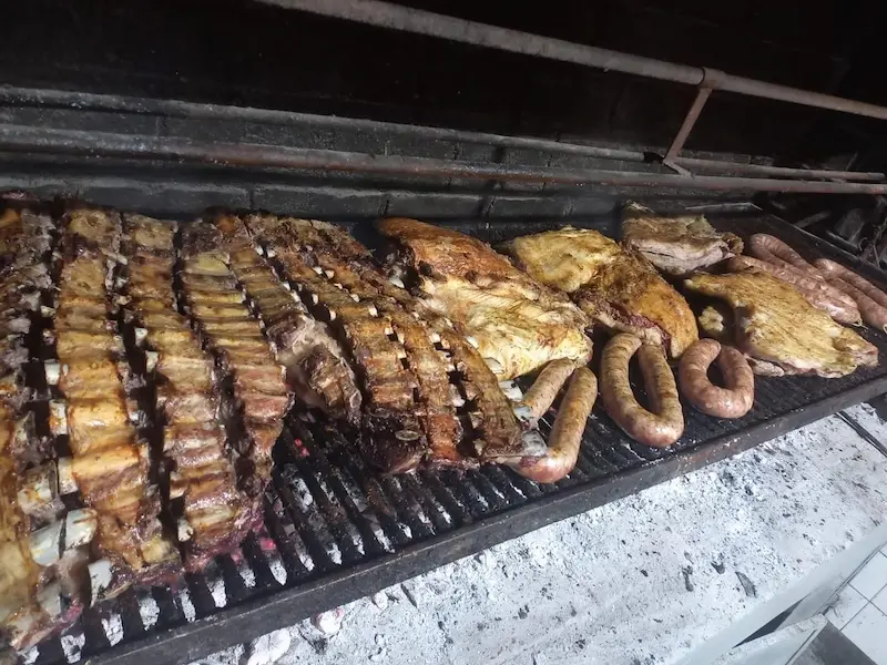 Asado en la parrilla interior de La Matera, durante un encuentro grupal en El Carmen