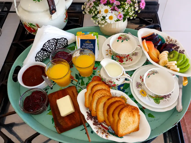 Desayuno casero servido en El Carmen durante una jornada rural