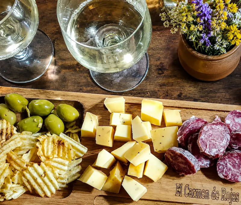 Picada campestre servida para compartir en una mesa de campo